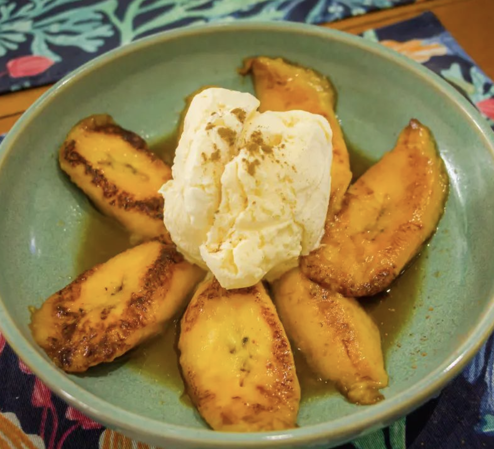 Banana da Terra Flambada na Cachaça Gabriela e Sorvete de Creme